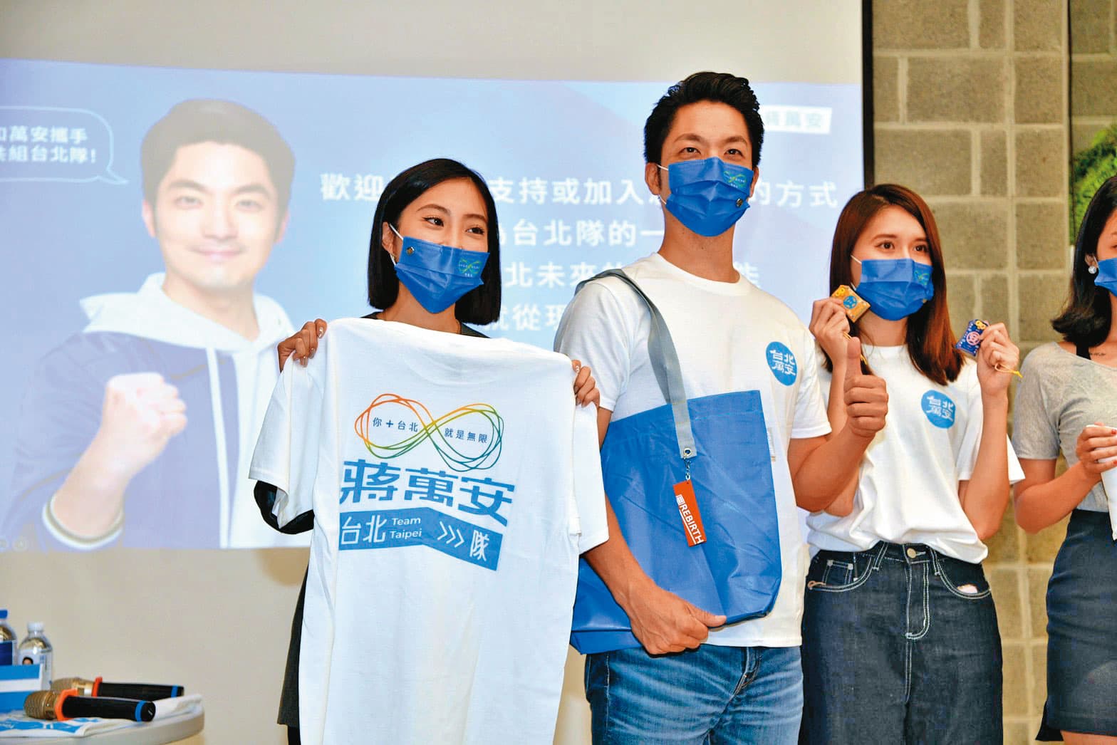 藍營分析,蔣萬安(中)遭攻擊父親緋聞議題反讓支持者集結,但憂心後續「棄陳保黃」耳語衝擊選情。