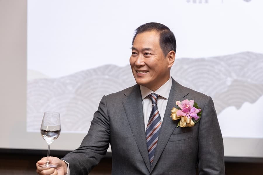 中租企業總裁辜仲立參與新品牌仲酣的籌劃,更親自設計品牌識別圖案。