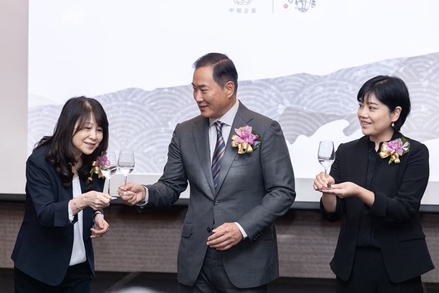 中租企業總裁辜仲立(中)與集團旗下艾斯奇餐飲董事長花敏華(左)、仲酣合作夥伴「長谷川酒店」後藤女士(右)碰杯慶賀新品牌成立。
