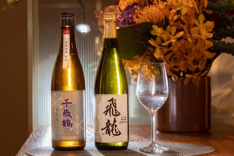 「飛龍純米大吟釀」(右)為本期單杯酒款。