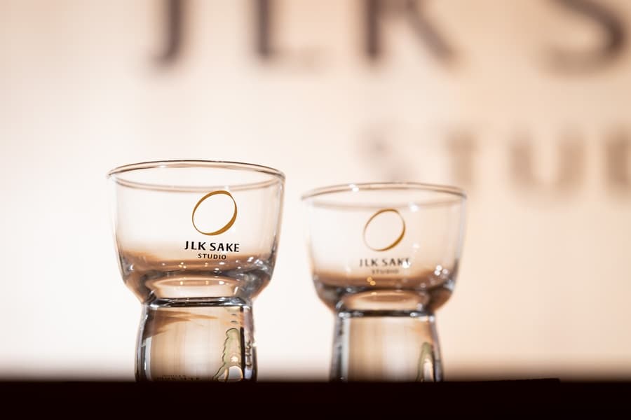 特製清酒杯印有辜仲立親自設計的識別圖案,以金黃色之米為意象。