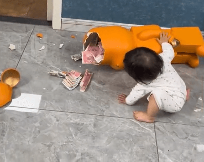 中國一名父親藏在公仔理的私房錢因為女兒闖禍被發現,只能乖乖罰跪給老婆賠罪。(翻攝自微博)