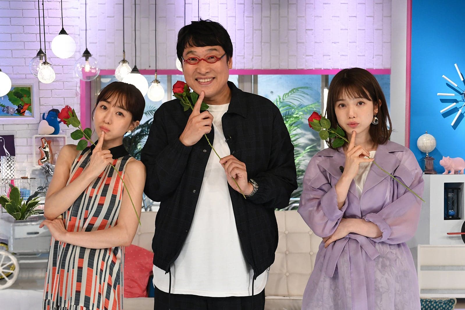 在台同步跟播的綜藝節目《戀愛心機又怎樣》由主播田中美奈實(左)與弘中綾香(右)、諧星山里亮太(中)共同主持。(翻攝自MODEL PRESS)