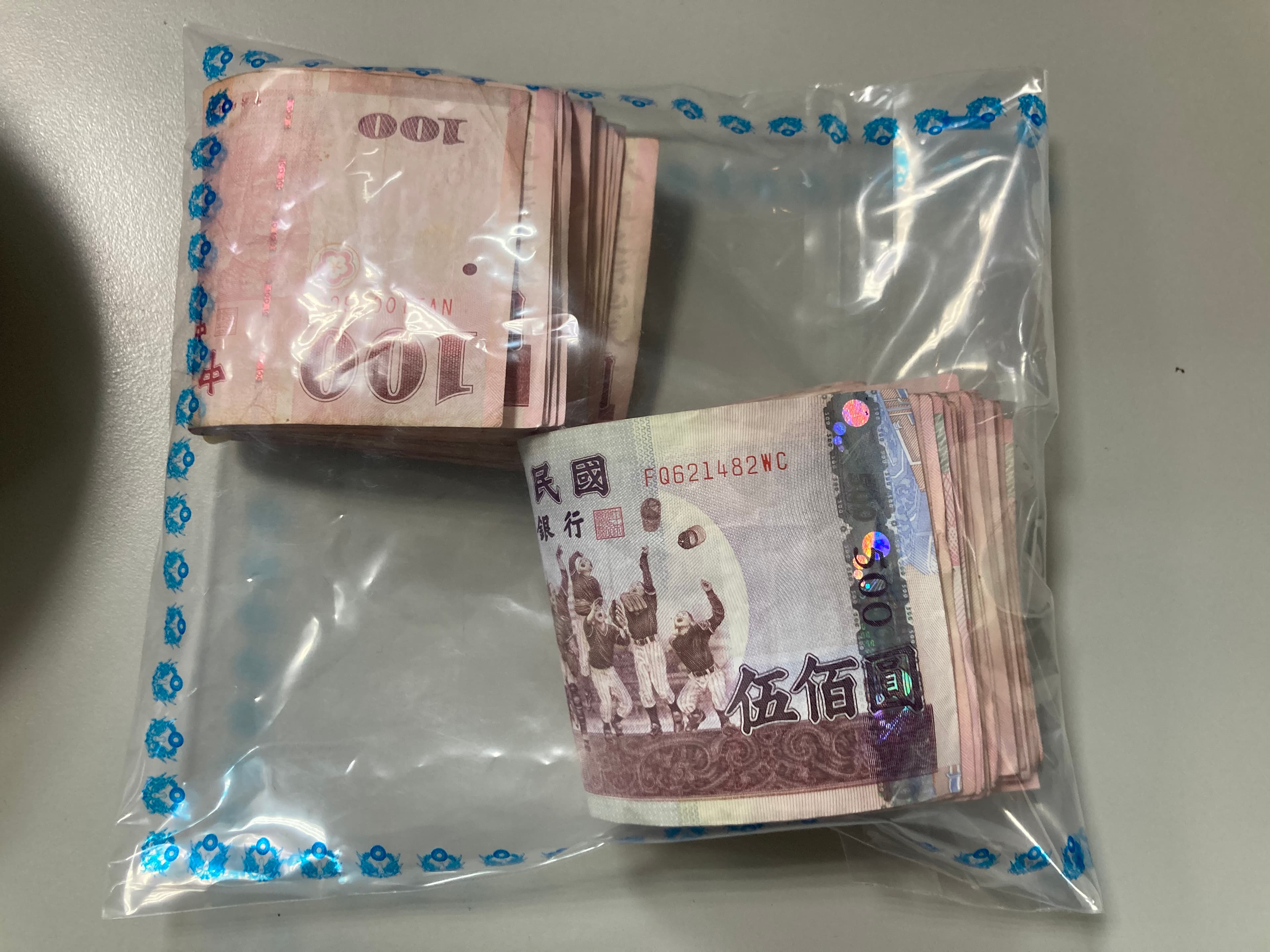 警方在民宅內起獲的賭資。(警方提供)