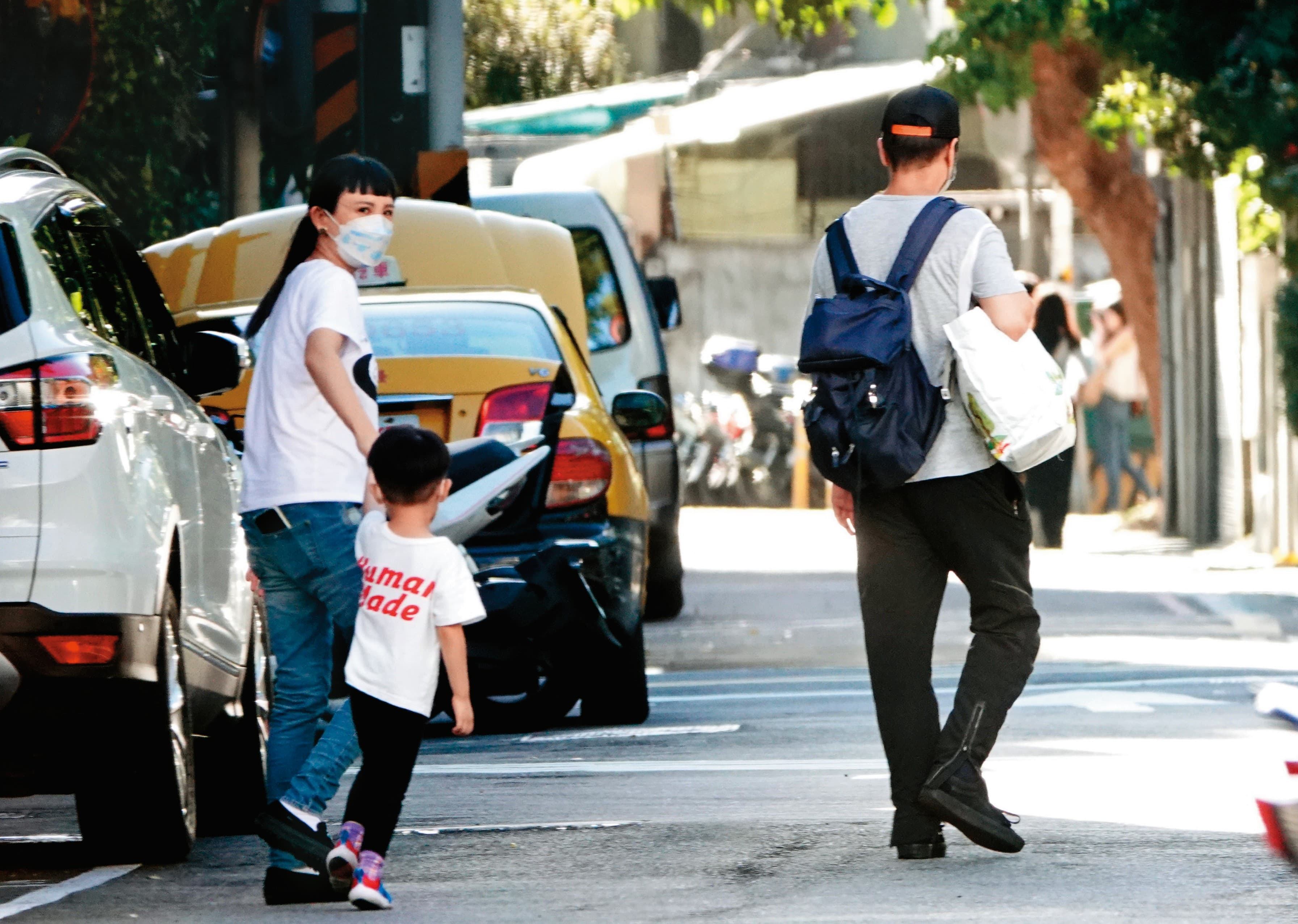 9月26日16:08，準備回魏家時，魏如萱與隆宸翰雖然隔了一段距離，但仍稱職扮好自身角色。