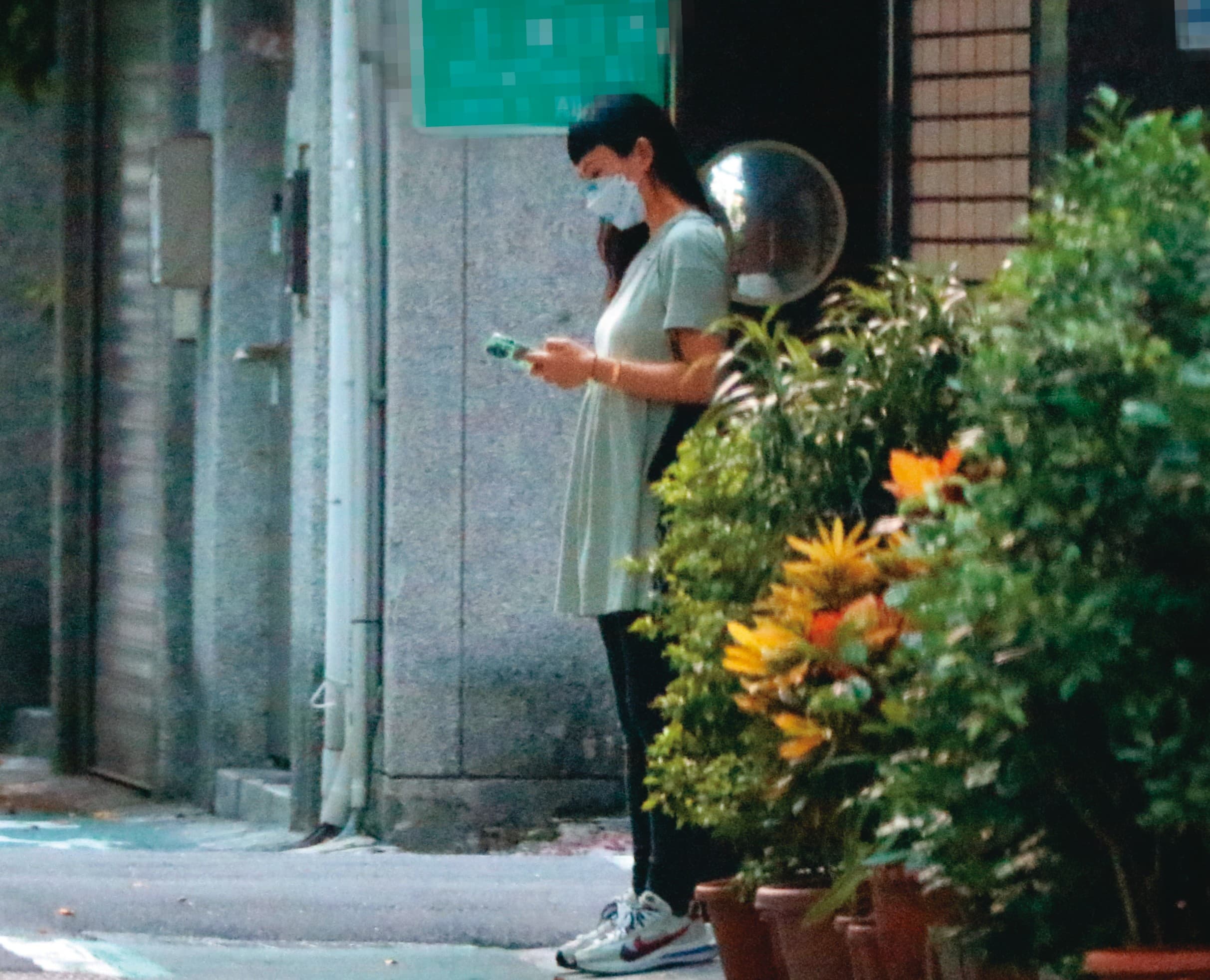 9月29日17:21，雖然還沒到平常準備去電台工作的時間，但隆宸翰一到之後，魏如萱馬上出門。