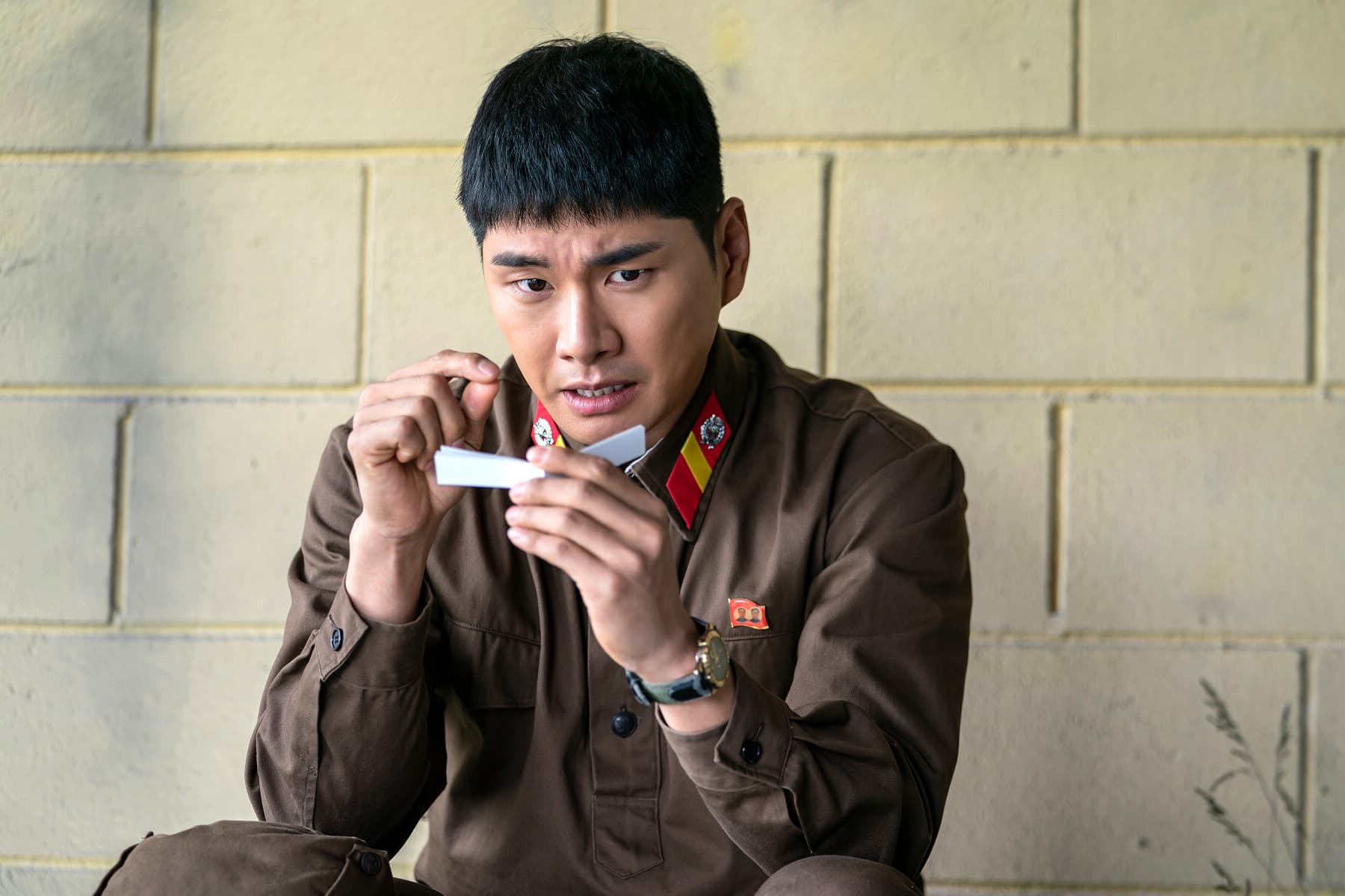 片中李伊庚為交換到南韓軍隊，苦練南韓的流行語。（采昌國際多媒體提供）