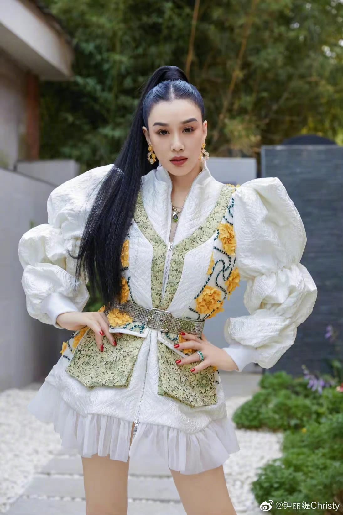 鍾麗緹因為名氣讓二婚嫁的嚴錚壓力大,最後導致婚變。(鍾麗緹微博)