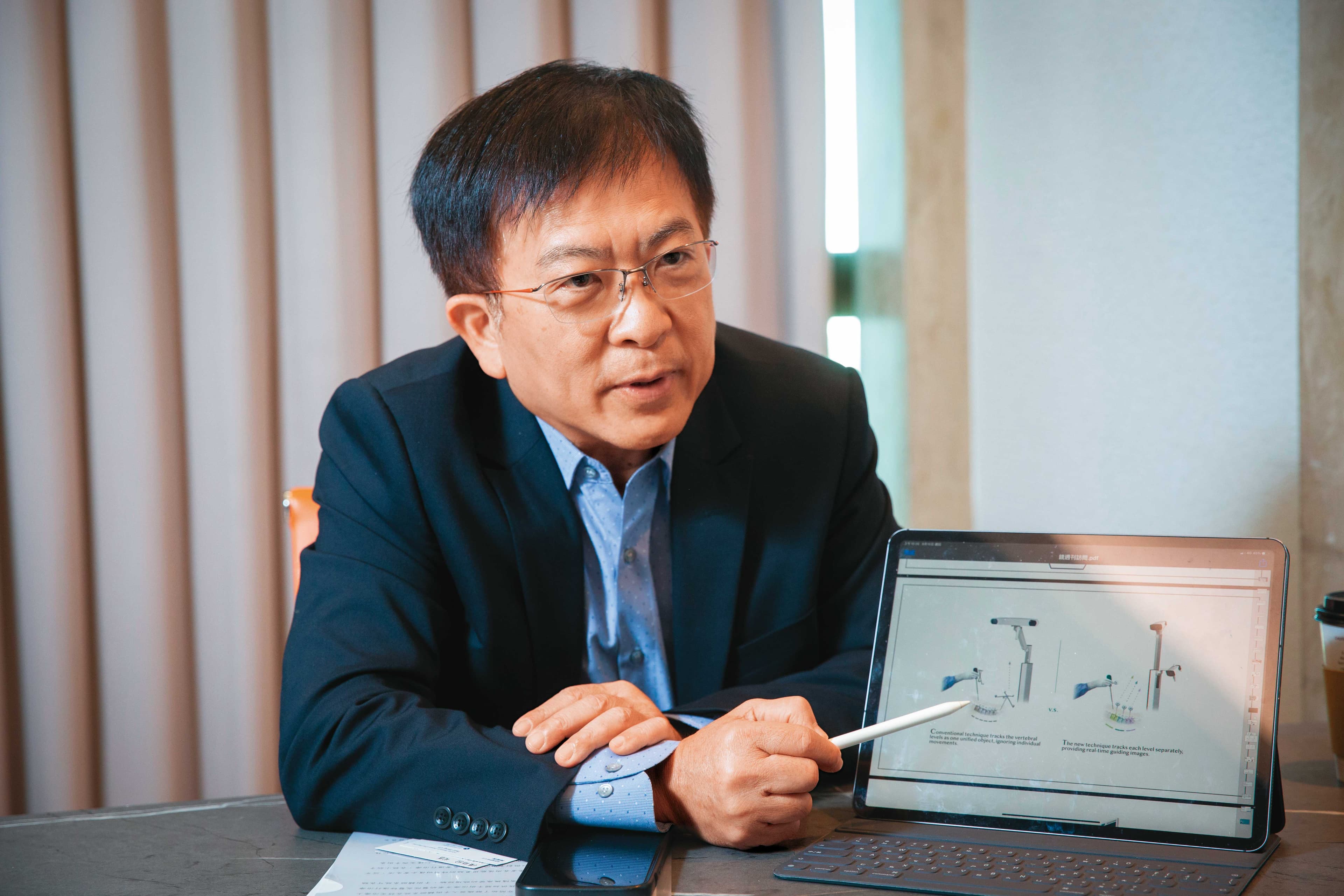 金屬中心副執行長林志隆透露,與多家廠商合作的「智慧多椎節手術輔助系統」,明年將進行取證動作。