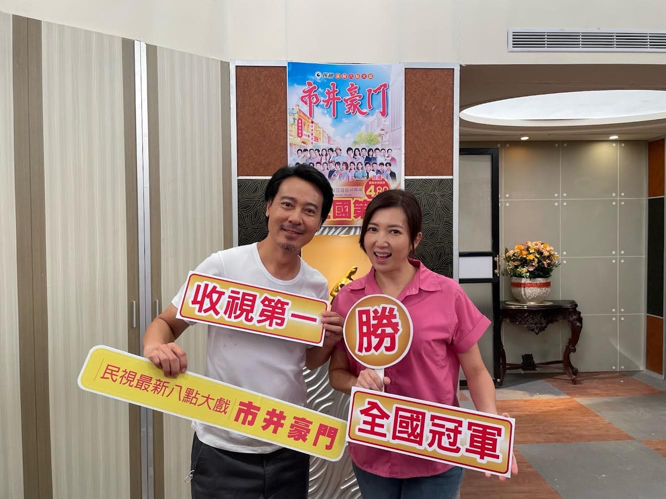 尹昭德首次加入民視八點檔，初登場帥氣爆表，劇中對「春梅」水餃店的廖家儀疼愛有加。（民視提供）