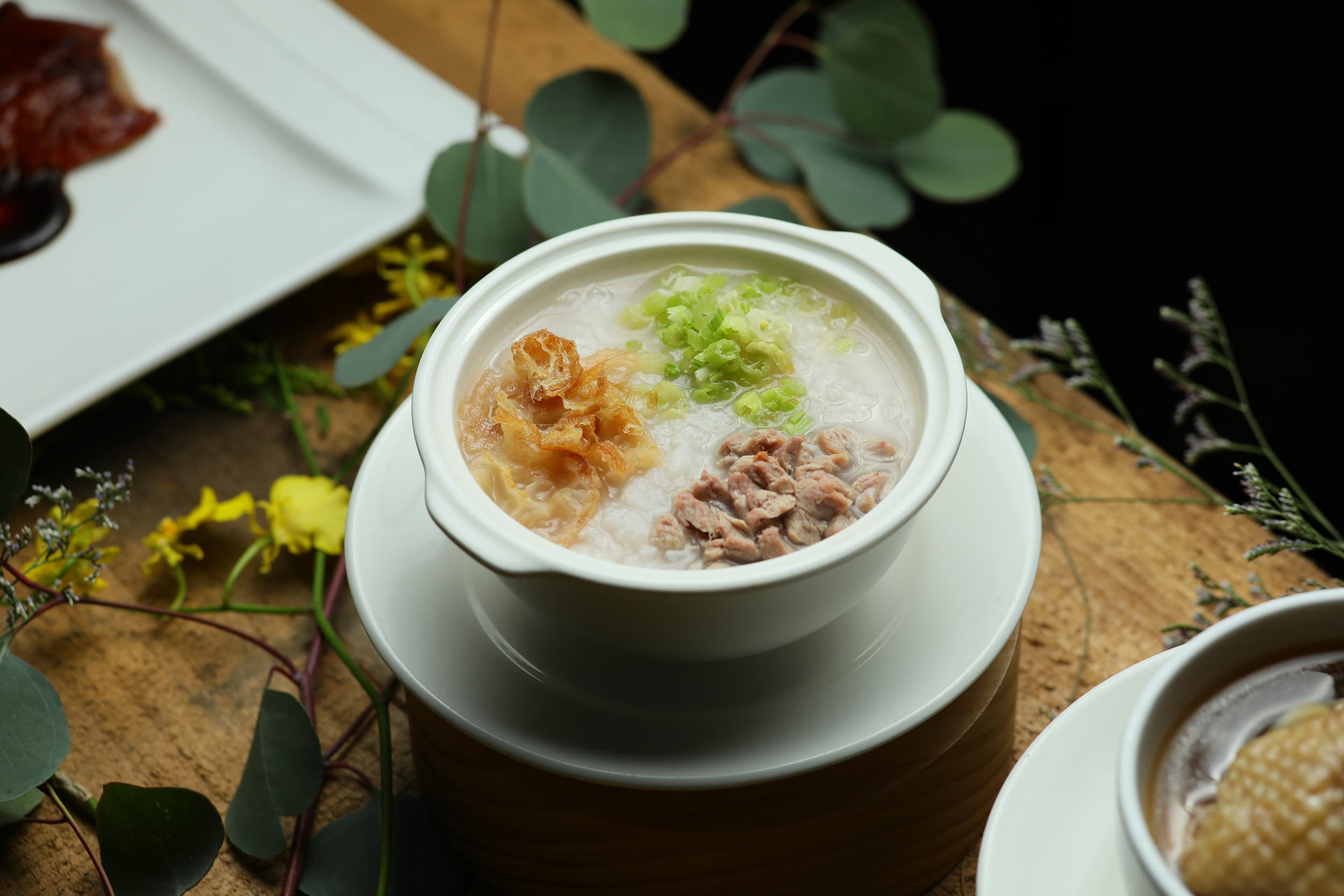 芋頭鴨粥以濃郁鴨湯煨煮霧峰香米及大甲鮮芋塊，在軟滑鮮嫩與酥脆口感交疊出豐富層次。