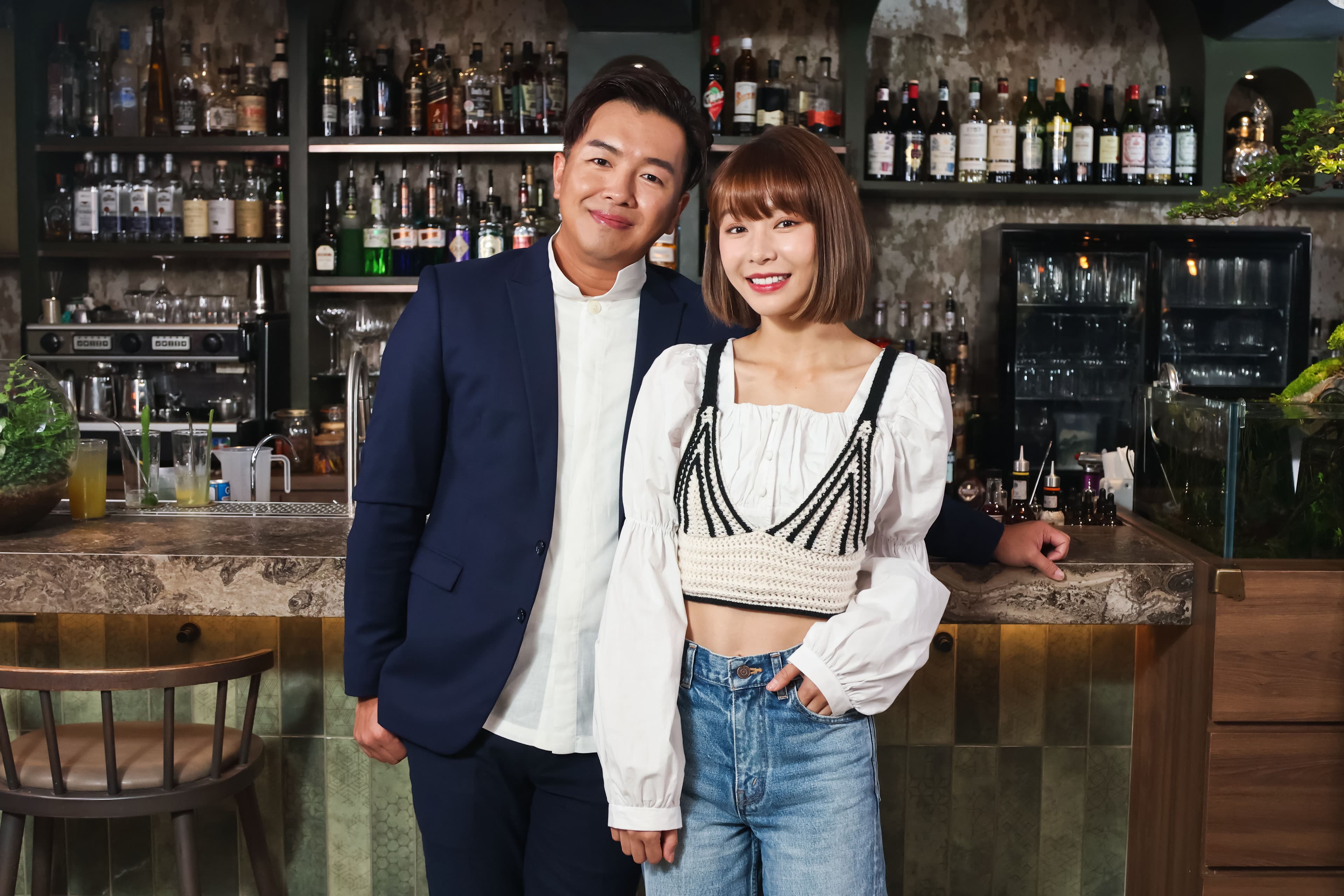 Yuri(右)接受鄭偉柏(左)專訪。(MoMoTV 75台提供)