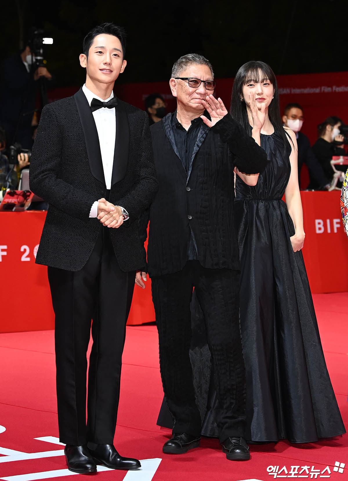 三池崇史(中)執導的Disney+原創劇《異瞳》將在釜山影展播映,他與演員丁海寅(左)、金慧峻一起走紅毯。(翻攝自xportsnews)