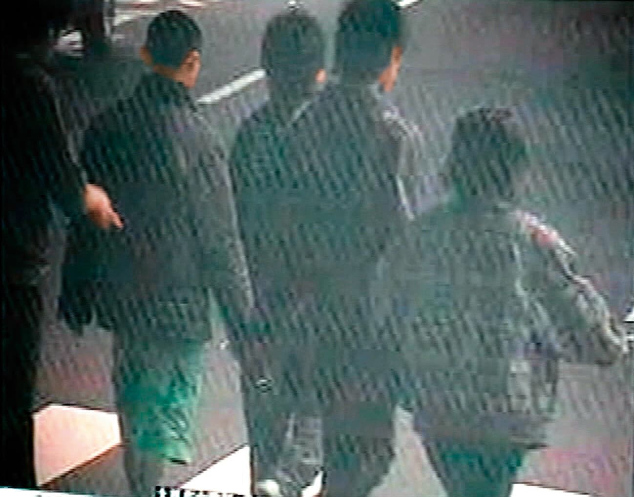警方一路追查歹徒蹤跡,查到他們曾出現在埔里交流道旁的超商。(翻攝畫面)