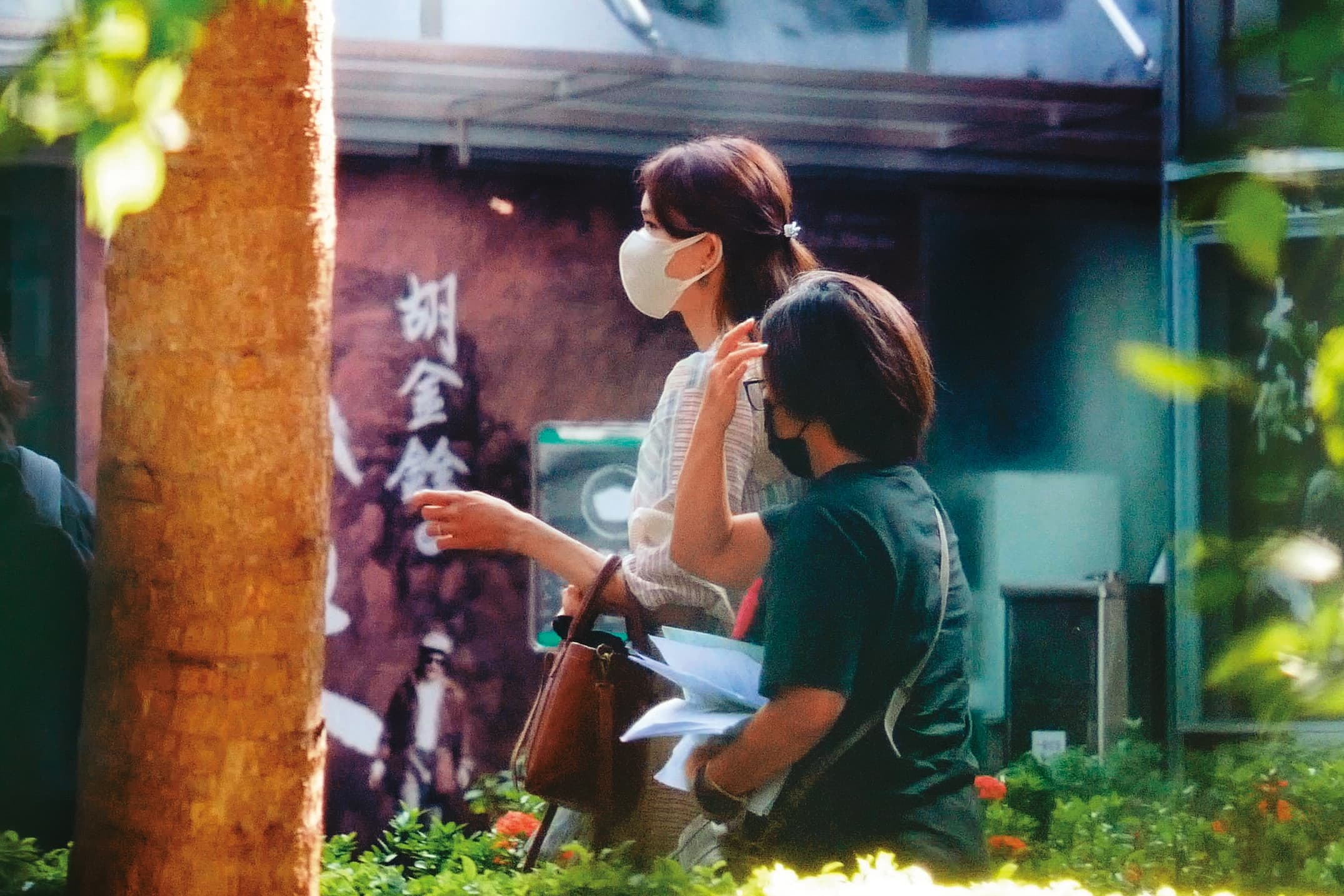 15：20 林志玲（左）在工作人員陪伴下， 出席自家基金會的活動。