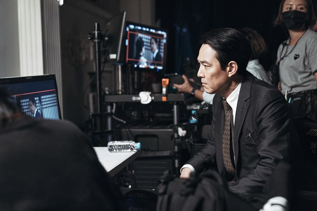 李政宰今年推出首部自編自導自演電影《獵首密令》,不僅在韓國票房開紅盤,更榮獲釜日電影獎最佳新人導演肯定。(龍祥電影提供)