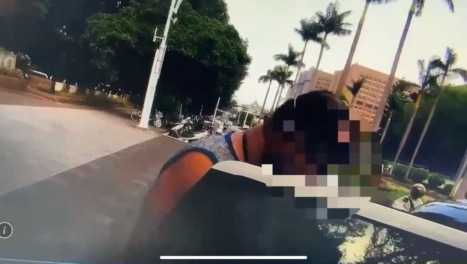 警方在國圖內找到李男,隨即將他帶回警局偵辦。(翻攝畫面)