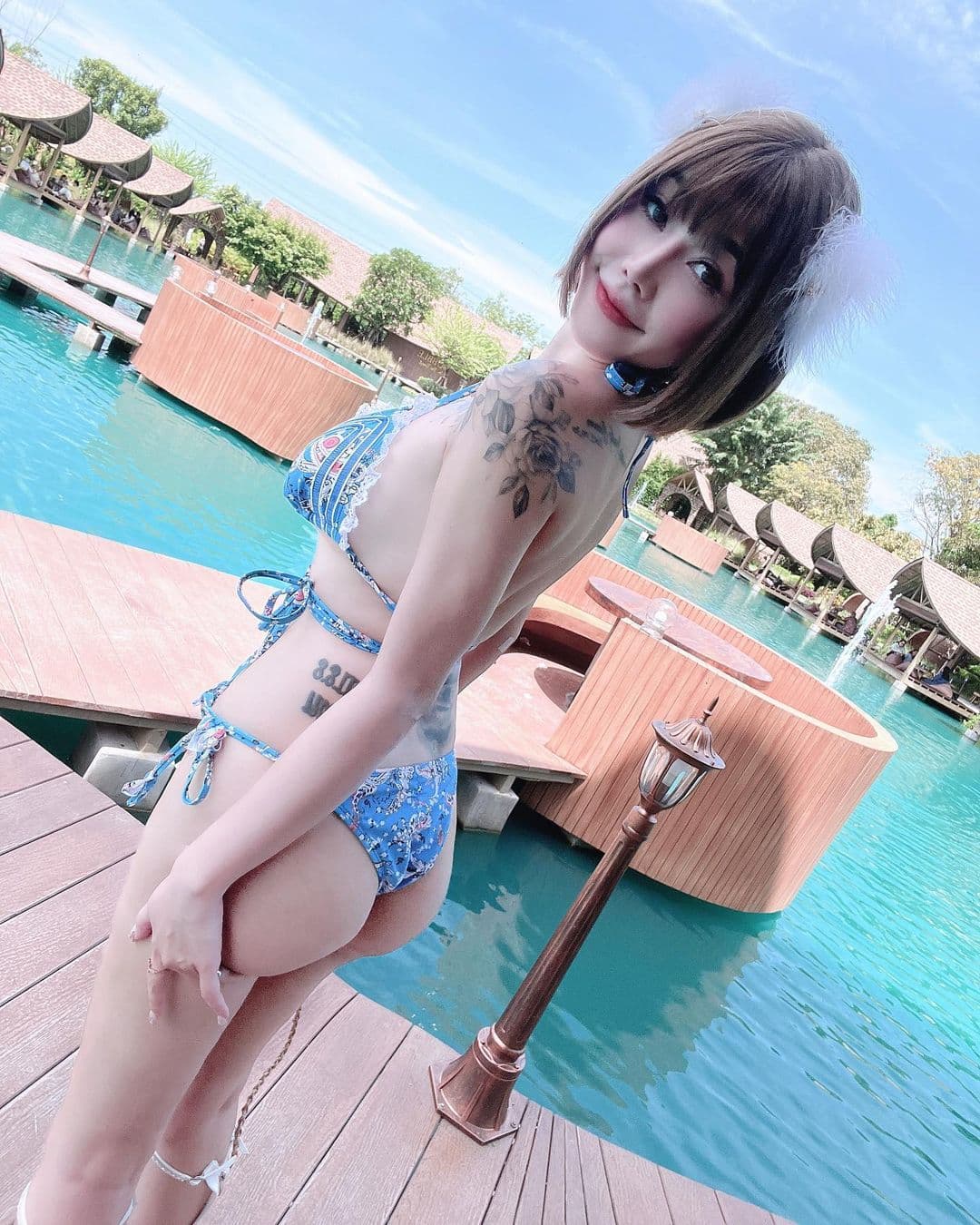 穿比基尼的張嘻嘻造訪泰國打卡名店,側身拍照大秀蜜桃臀。(翻攝IG@qoomom520000)
