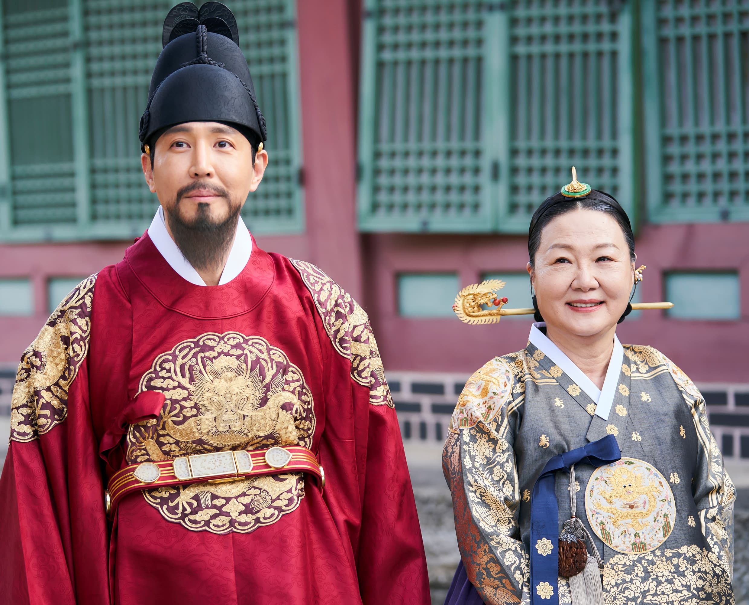 金海淑是把庶子出身的「李浩」扶上王位的大妃娘娘。（Netflix提供）