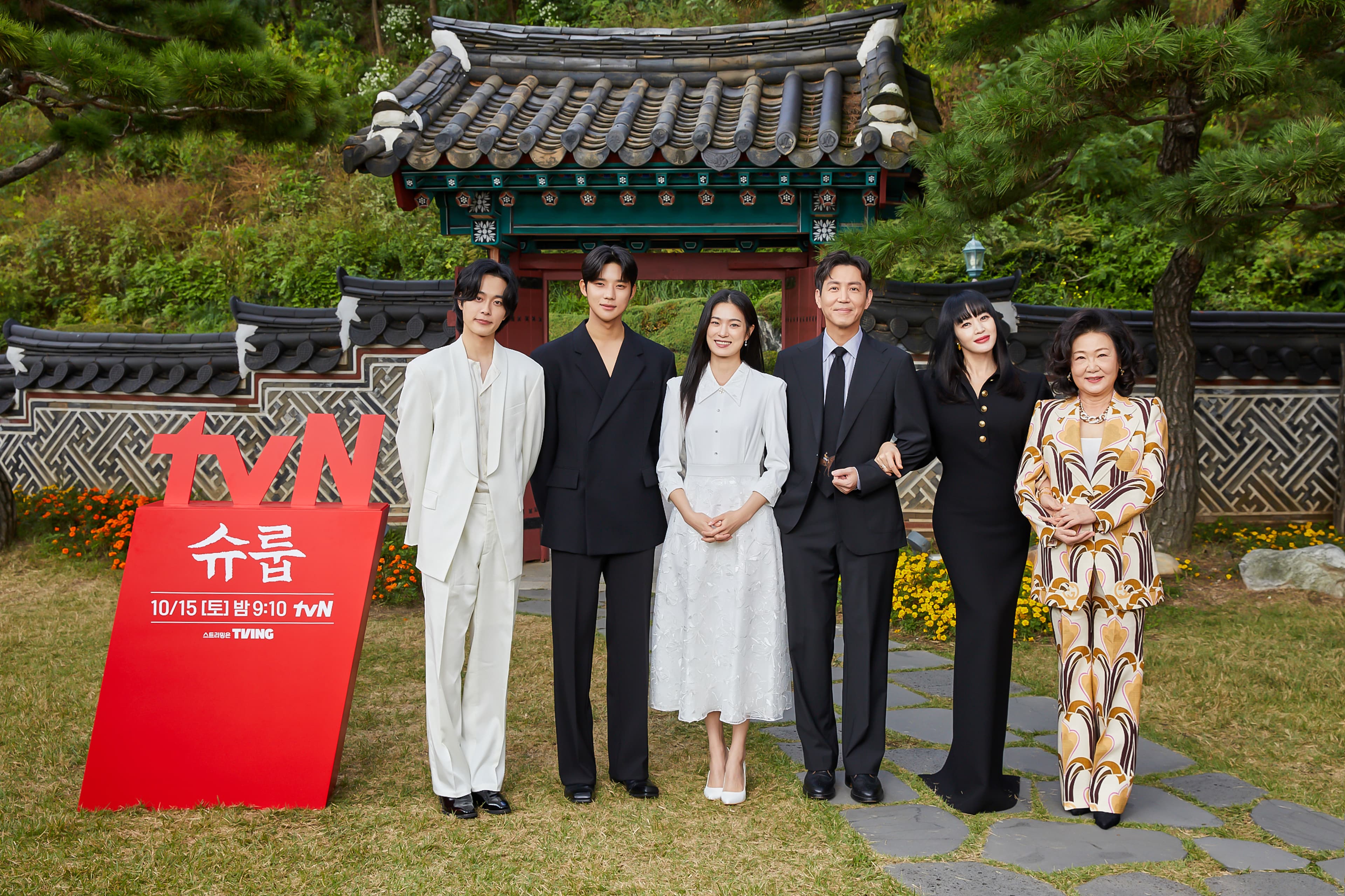 《王后傘下》的演員陣容都是觀眾熟悉的臉孔。（左至右柳善皓，文相敏，玉子娟，崔元榮，金憓秀，金海淑）（Netflix提供）