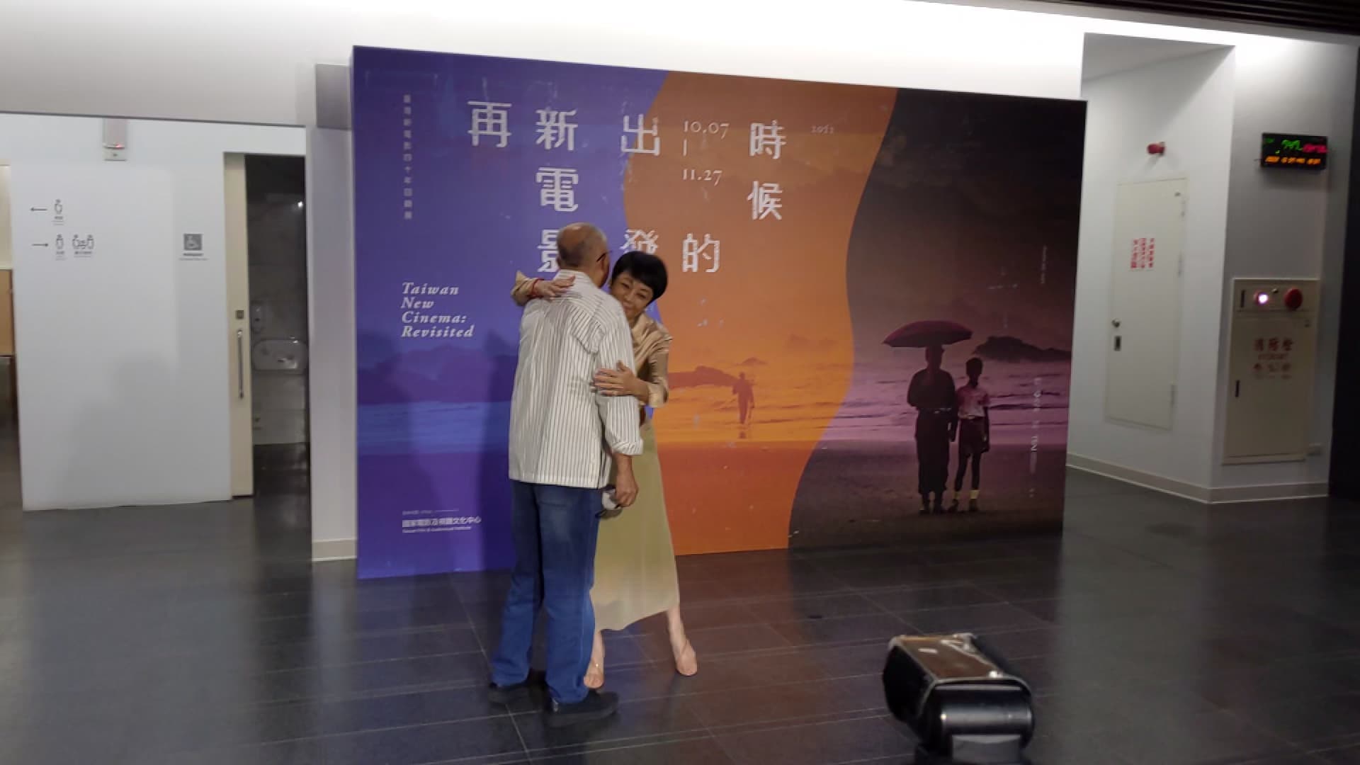 一見到《最想念的季節》導演陳坤厚,張艾嘉馬上與對方來了個擁抱。