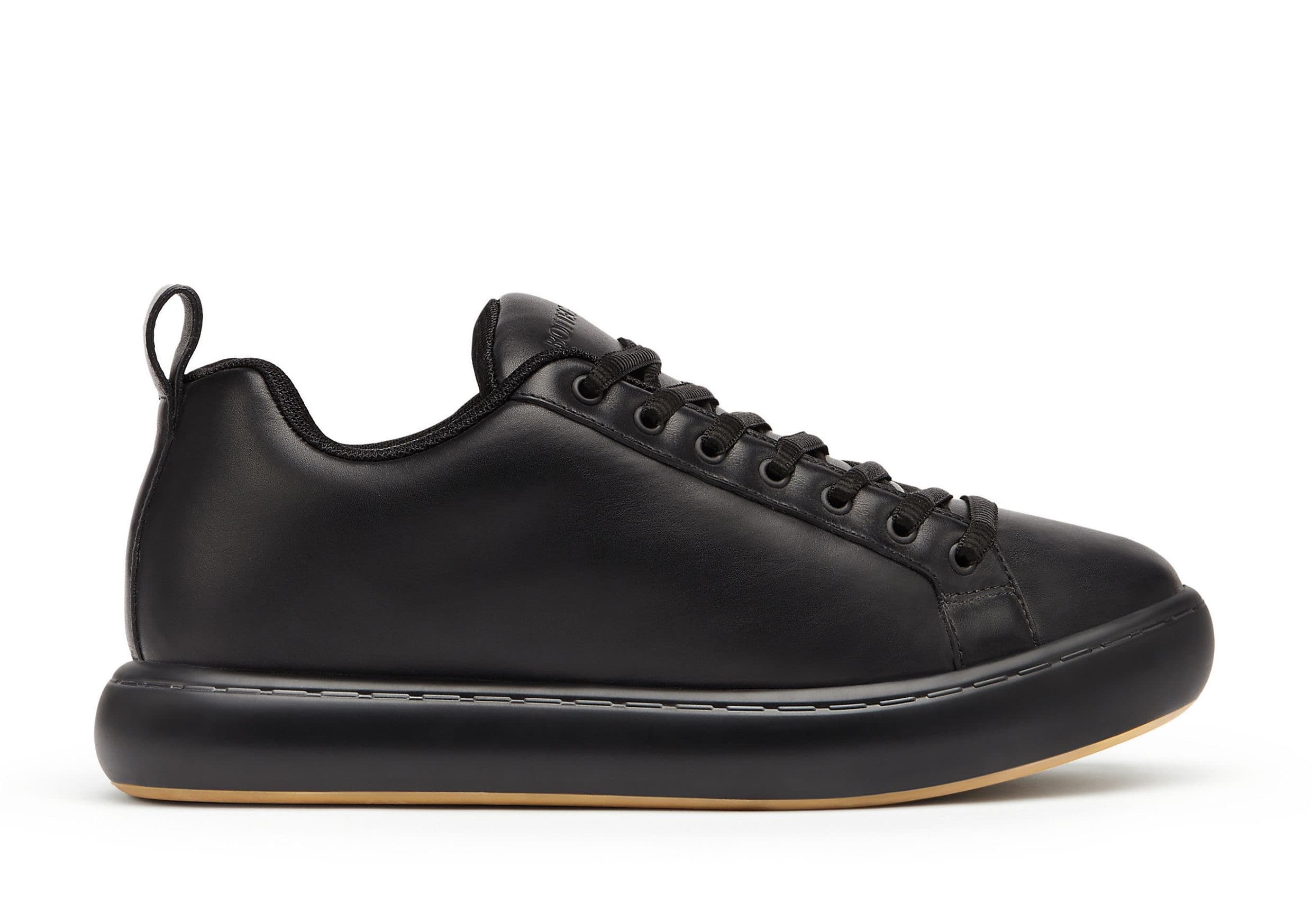 黑色Pillow球鞋 NT$27,600 BOTTEGA VENETA。（BOTTEGA VENETA提供）