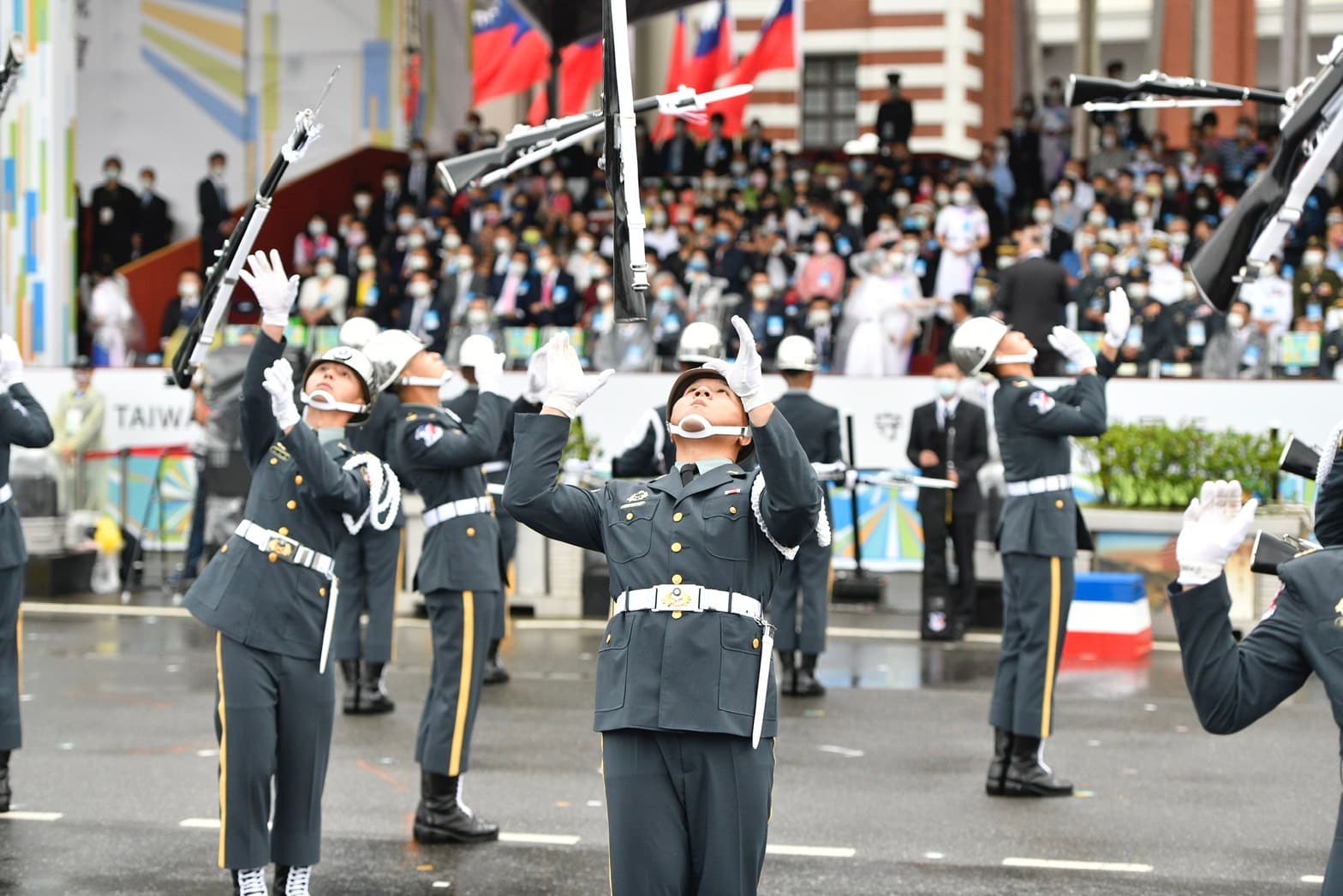 國軍聯合樂隊暨三軍儀隊帶來精彩演出。