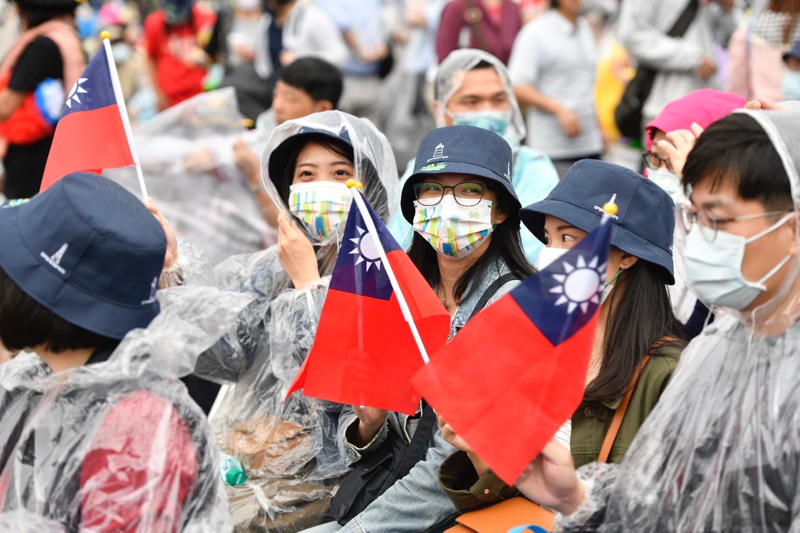 民眾冒雨前往會場。