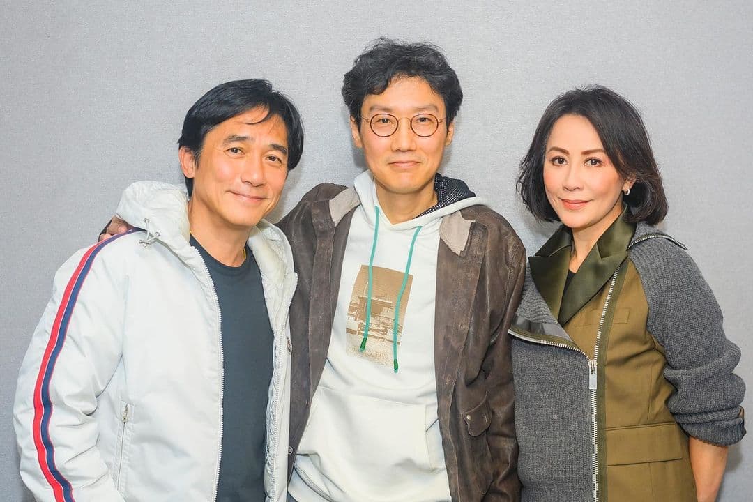 劉嘉玲在IG分享自己與梁朝偉、《魷魚遊戲》導演黃東赫的合照。(翻攝自劉嘉玲IG)