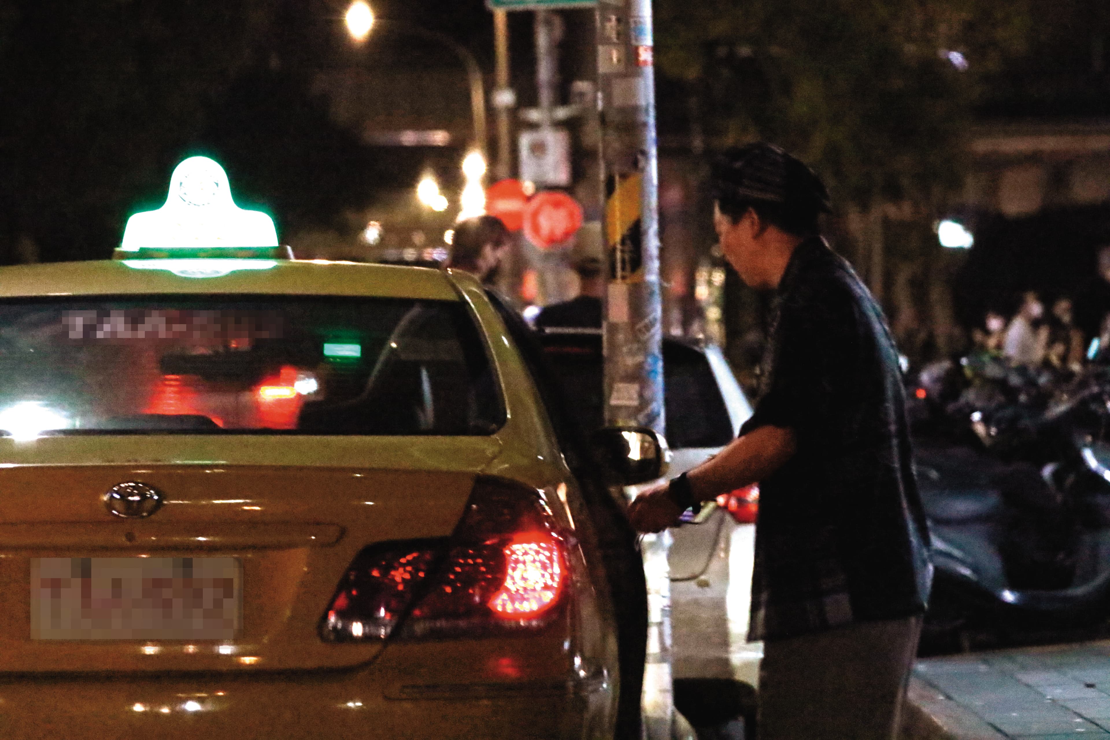 02:12,經過2小時狂歡,張立東孤單一人搭計程車回家。