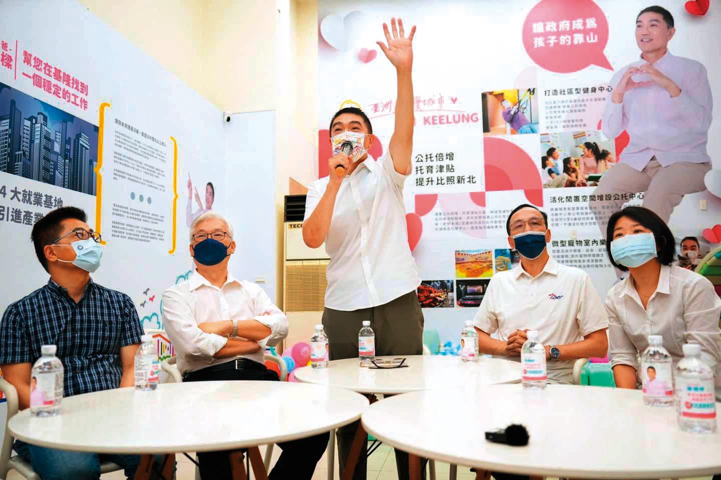 謝國樑(中)今年5月獲國民黨提名,參選基隆市長。(翻攝謝國樑臉書)