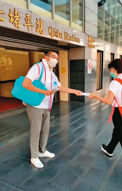 謝國樑(左)參選後努力拜票,全力爭取選民支持。(翻攝謝國樑臉書)