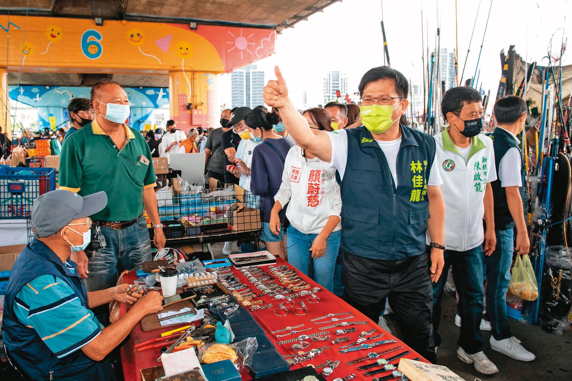 林佳龍積極走訪基層,在新北各區宣傳分區政策,爭取市民支持。(林佳龍競辦提供)