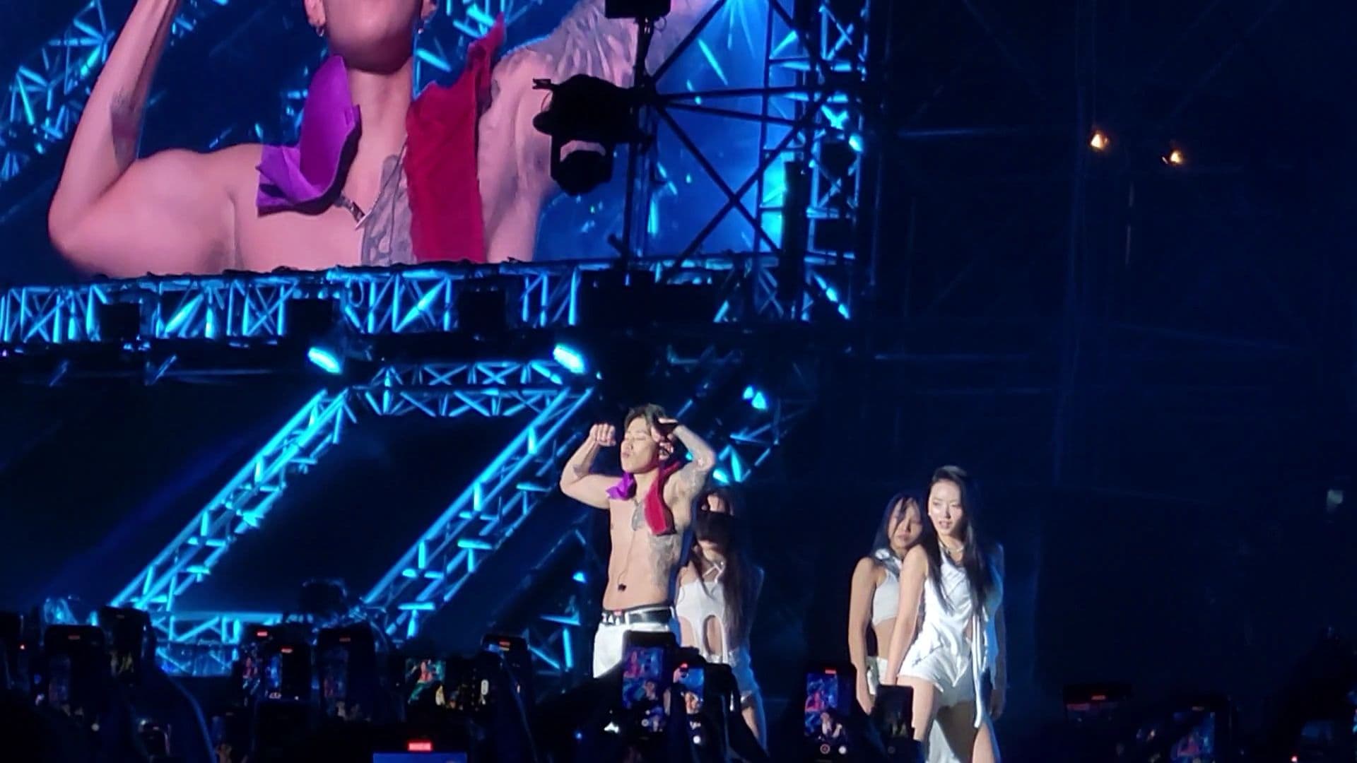 Jay Park唱〈Mommae〉脫上衣,熱情粉絲丟胸罩上台,他大方掛在身上。(讀者提供)
