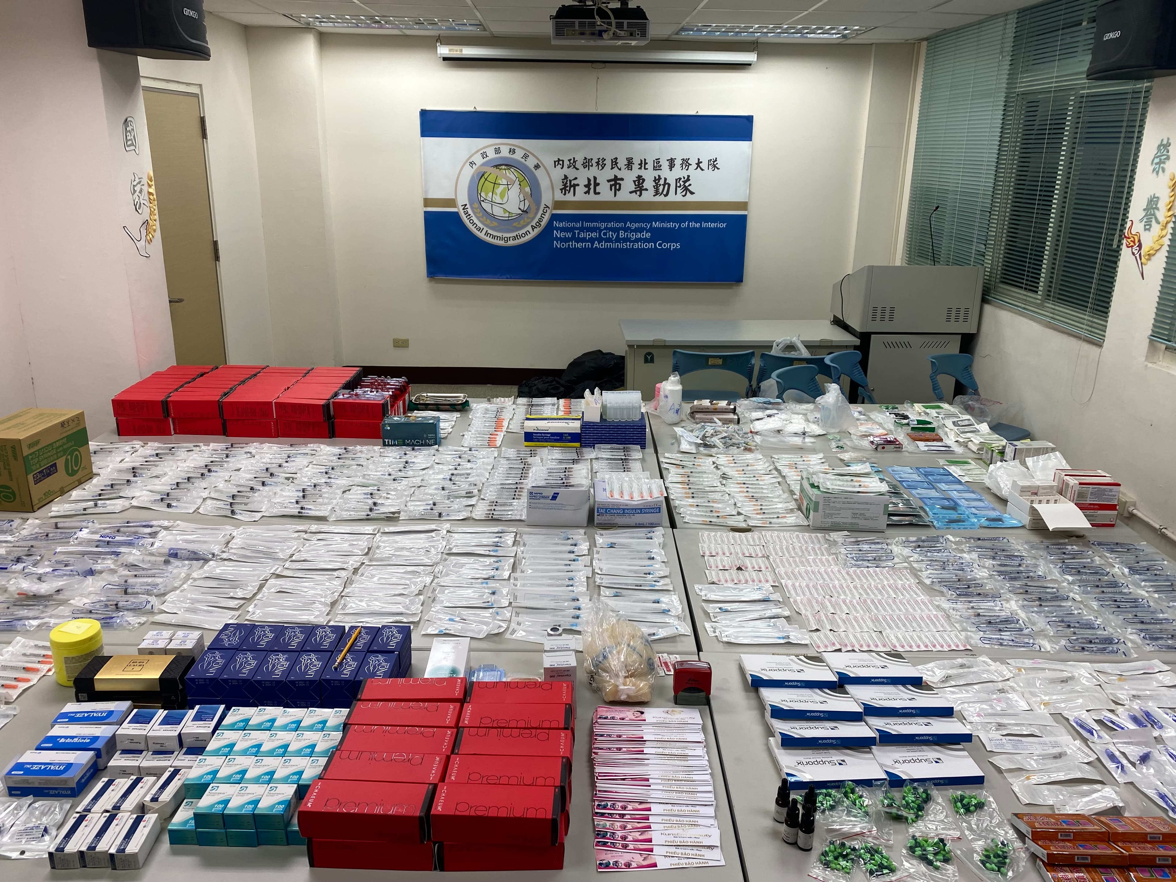 移民署查扣千項醫美用藥品及器具。(移民署提供)