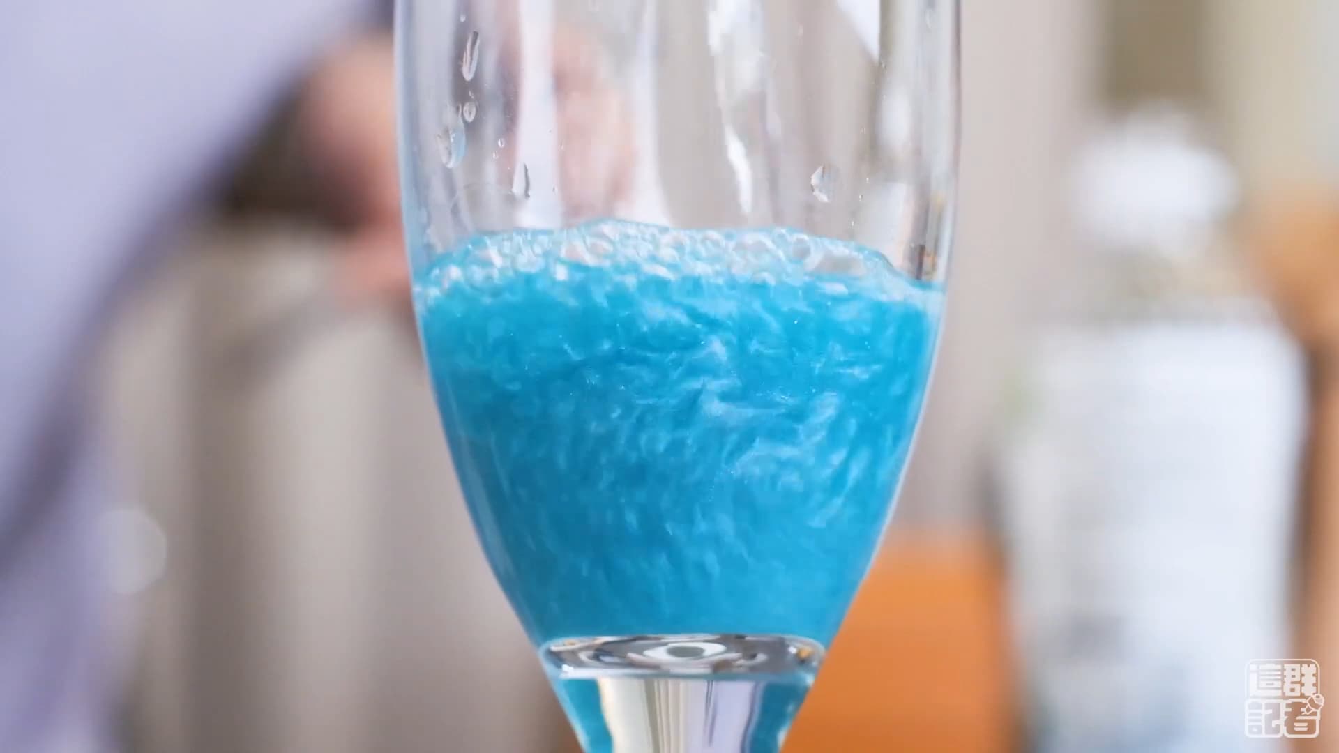 清澈透明的飲料非常適合加烘焙珠光粉。