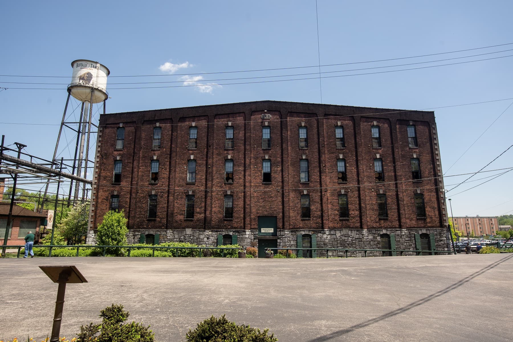 有百年歷史、野牛仙蹤酒廠最著名的「Warehouse C」至今仍作為桶陳倉庫使用。(野牛仙蹤提供)