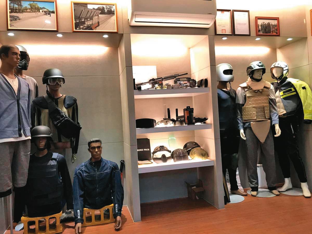 攻衛研製防禦裝備,產品包括防彈背心、防彈頭盔、防彈盾牌、各式警用裝備等,相當多元。(資料照片)