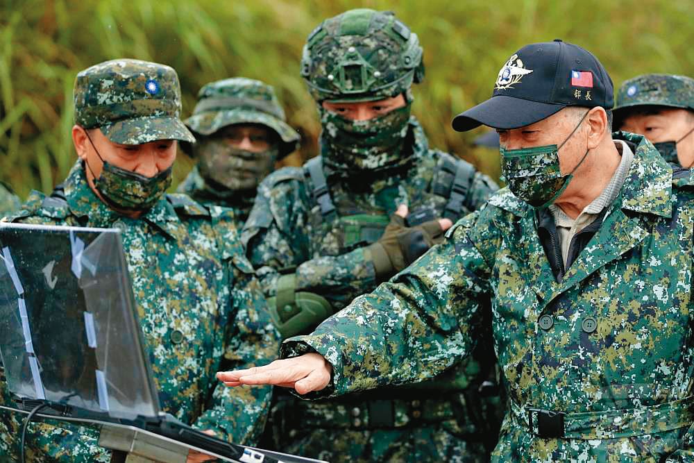 邱國正(右)治軍嚴厲,對於軍購案涉弊相當震怒,要求部屬嚴查到底。(軍聞社)