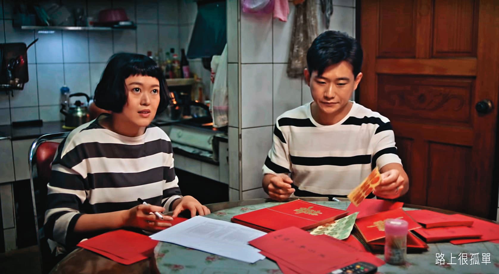 陳家逵(右)和周羿(左)曾合體演出鄭心慈MV〈幸福藏在哪裡〉。(翻攝自鄭心慈YouTube)