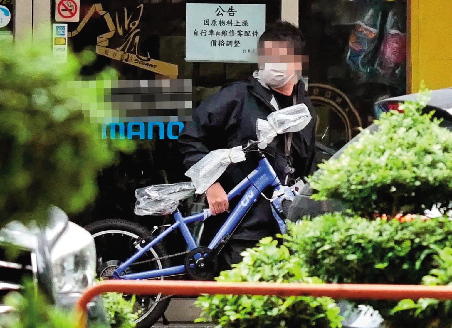 10月6日15：38，果真如車行人員所說，王力宏的助理隔天有去取車。