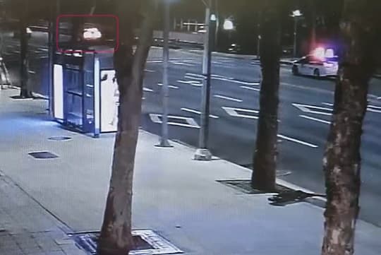韓媒公開申彗星將車停在橋上睡著的警方到場處理影像。(截圖自ChannelA網站)