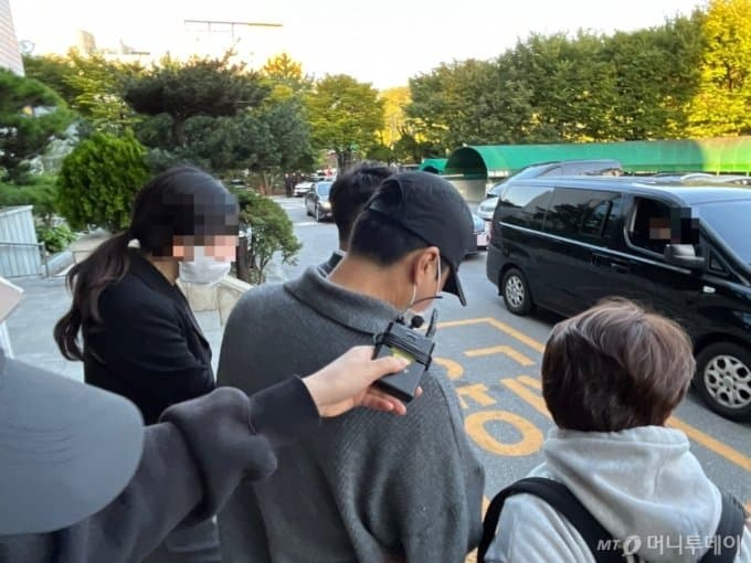 申彗星下午離開警察局,面對媒體詢問沉默不語,快步離開。(截圖自mt網站)