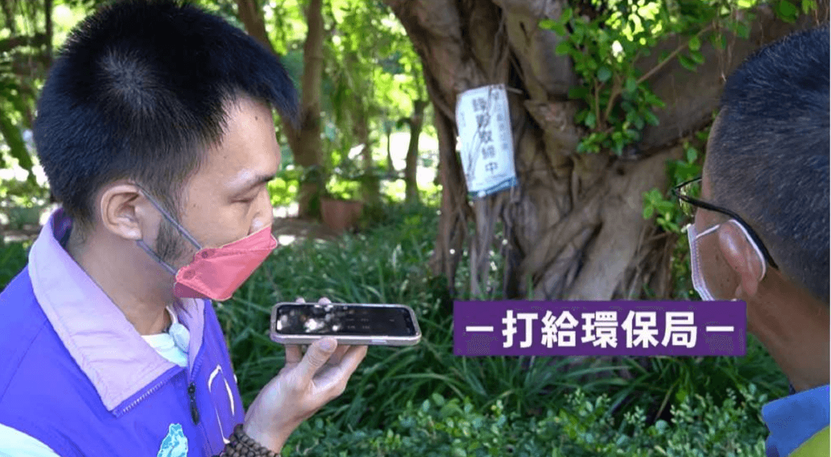 張家豪(左)致電台北市環保局詢問錄影取締的告示是否真實,卻獲得「沒有安裝攝影鏡頭」的回覆。(動保黨提供)