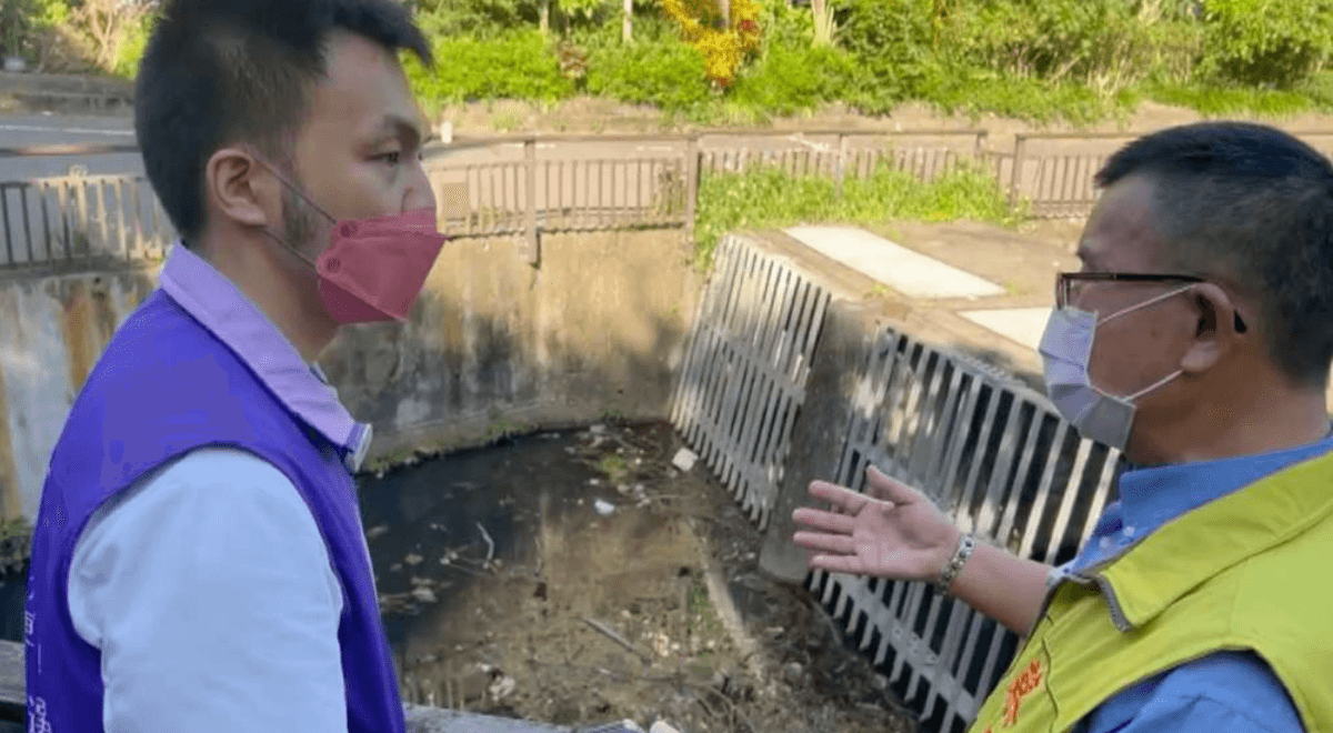 張家豪(左)表示,公園一角就有充滿垃圾的渠道,任由細菌、蚊蟲孳生,造成環境髒亂卻無人處理。(動保黨提供)