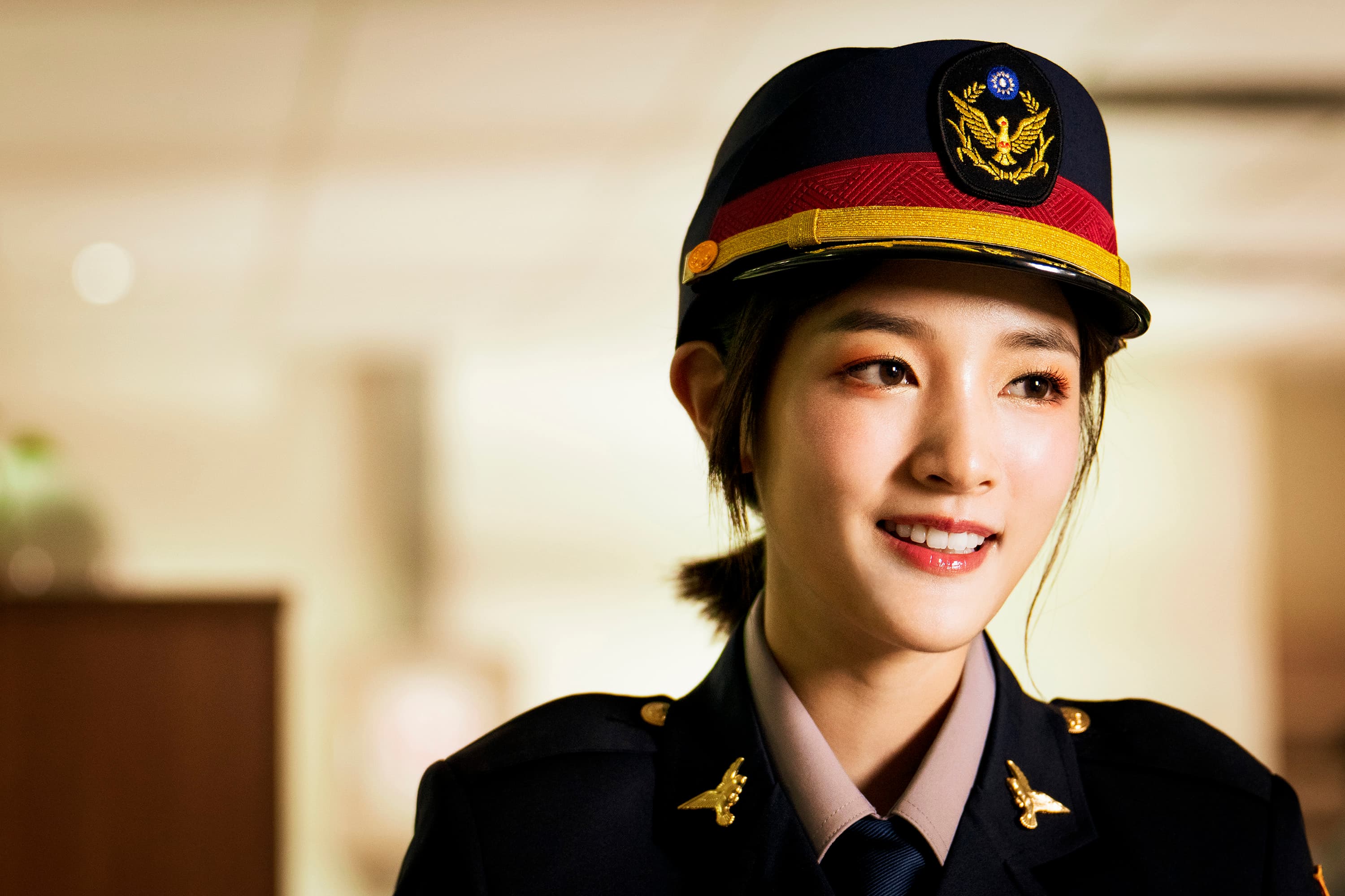 王淨飾演想甩脫「花瓶」標籤的警花,一身警察制服看起來很嬌俏。(金盞花大影業提供)