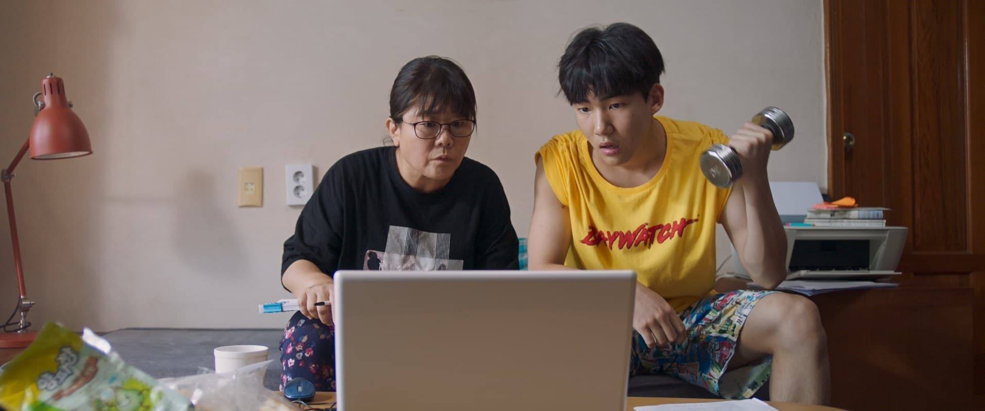 李姃垠(左)人生首部主演電影《女影人生》入圍最佳導演和最佳女主角獎,她在片中飾演一名電影導演。(可樂電影提供)