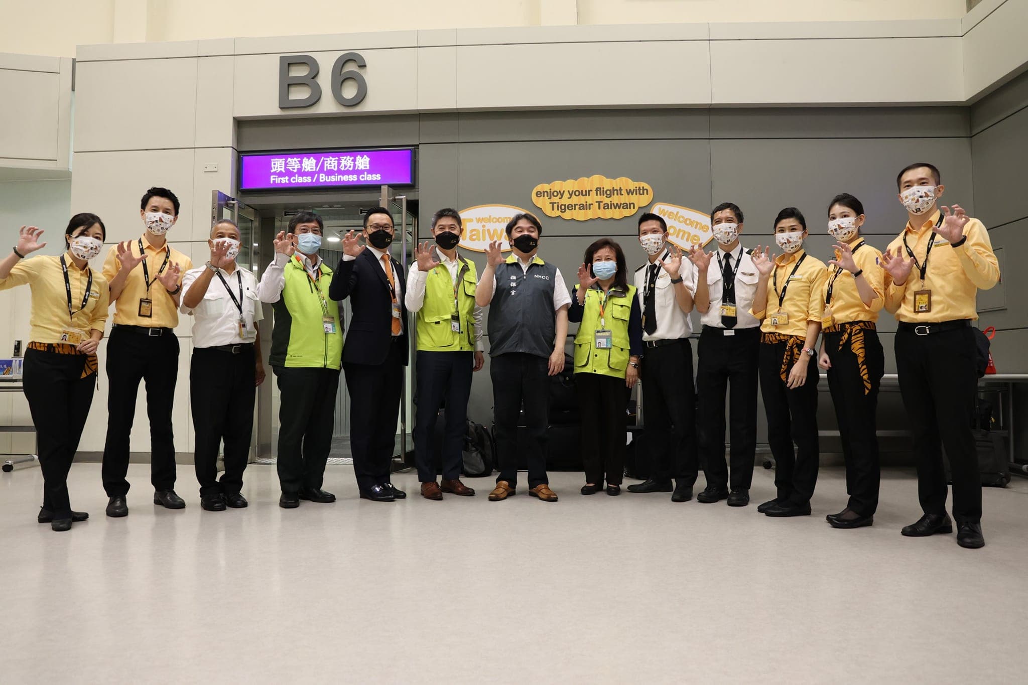 王必勝等人今凌晨在桃園機場迎接首批來台觀光的國際旅客。（翻攝自王必勝臉書）