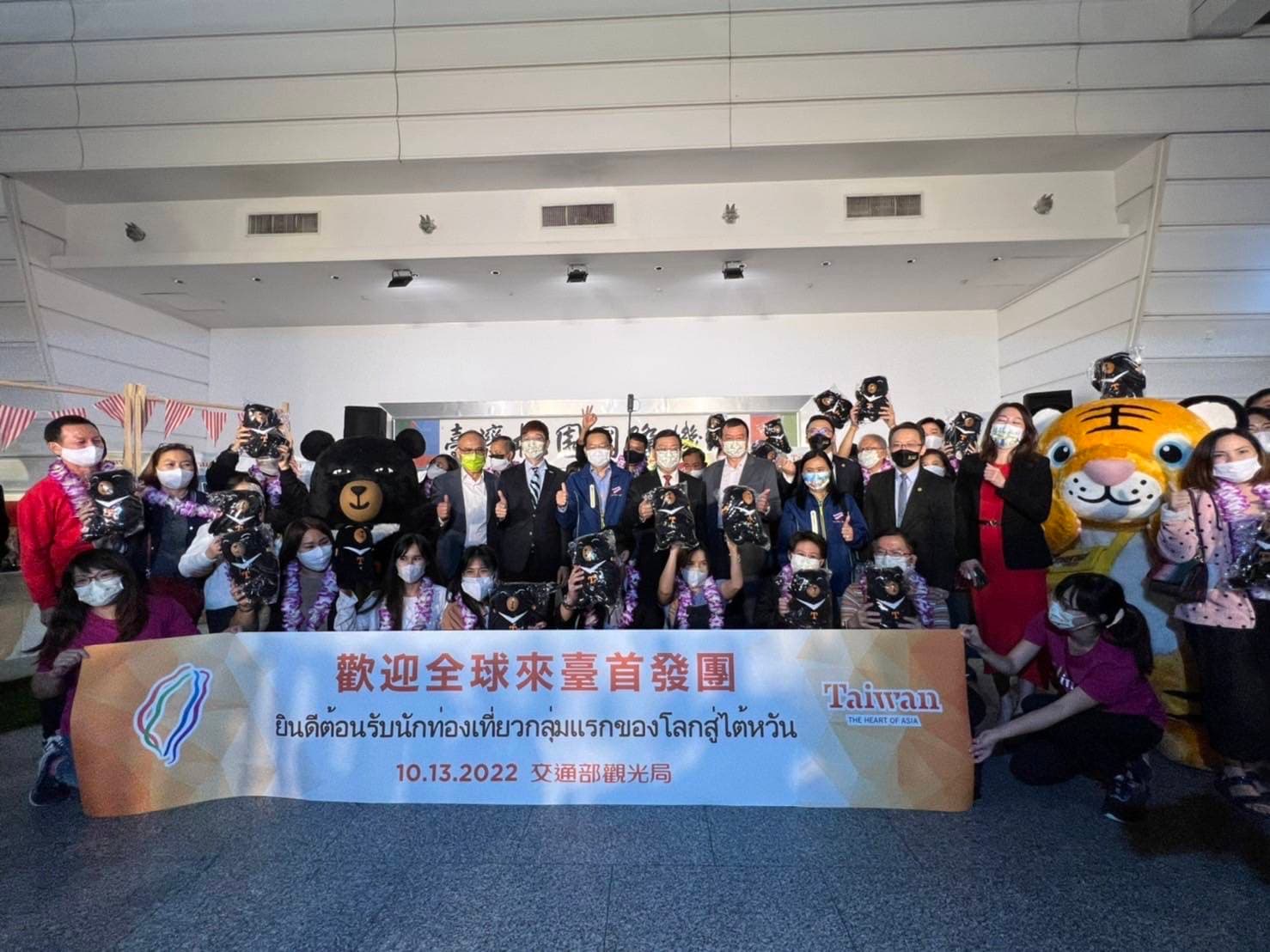 交通部觀光局在桃園機場迎接國門重啟後的首批遊客。（觀光局提供）