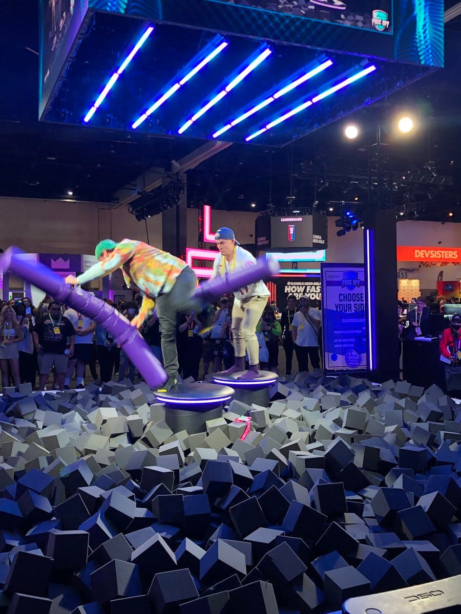 Lenovo Legion攤位參展Twitch嘉年華，舉辦1對1趣味競賽擂台。（翻攝推特@ClippyChimp）